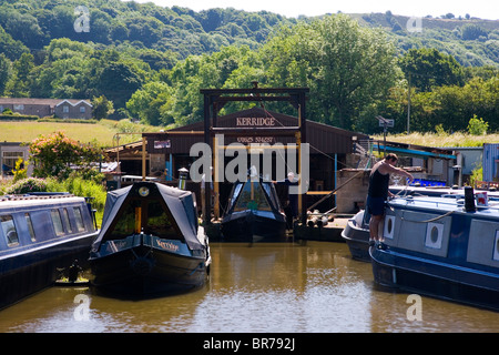 Schmale Boote am Kerridge Dry Dock am Macclesfield Kanal in Bollington in Cheshire; England; Stockfoto