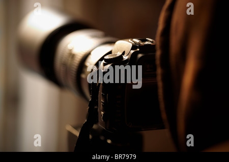 Paparazzi mit Teleobjektiv, natürliche Sonnenuntergang Licht, selektiven Fokus auf Kamera Ersatzteile Stockfoto