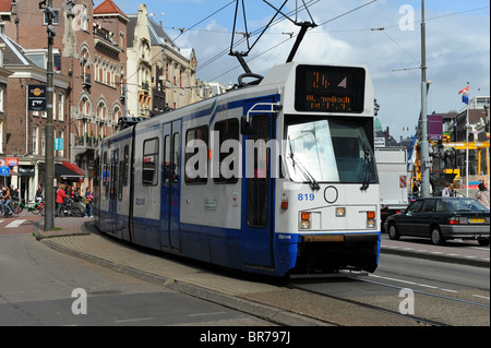 Eine Straßenbahn läuft in Amsterdam, Holland Stockfoto