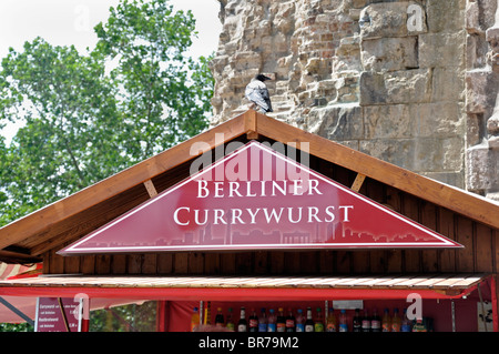 Zeichen Werbung "Currywurst" Wurst bei einem Snack-Anbieter in Berlin Deutschland Stockfoto