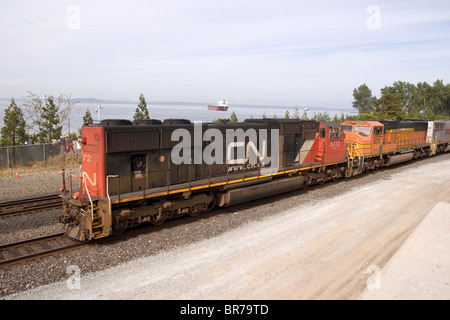 Kanadische nationale CN Diesellok übergibt die Olympic Sculpture Park in Seattle WA USA Stockfoto