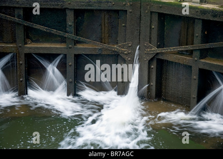 Durch geschlossene Schleusentore Eindringen von Wasser Stockfoto