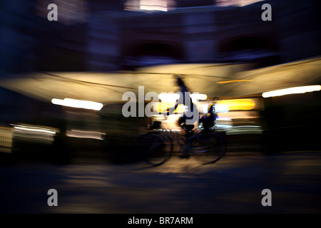 Eine Frau fährt Fahrrad in Pisa, Italien Stockfoto