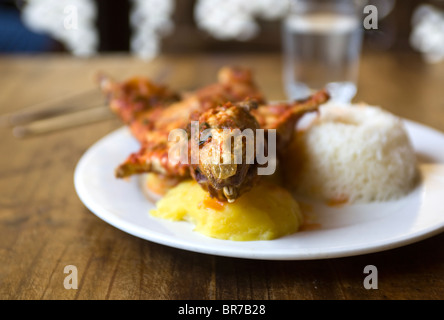 Braten Cuy oder Meerschweinchen, serviert in einem Restaurant in Lima Peru - ein Beispiel für die seltsamen oder seltsamen Speisen, die von Menschen auf der ganzen Welt gegessen werden Stockfoto