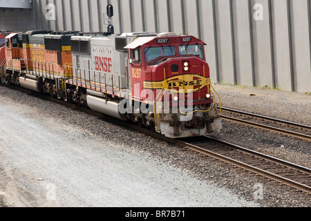 Burlington Northern Santa Fe BNSF Diesellokomotiven übergeben die Olympic Sculpture Park in Seattle WA USA Stockfoto