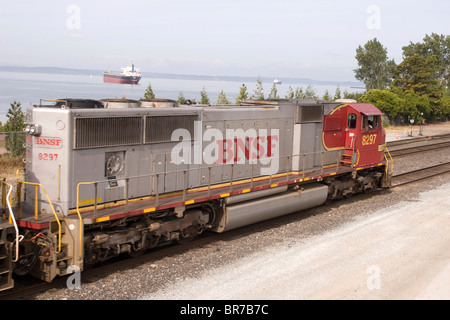 Burlington Northern Santa Fe BNSF Diesellok übergibt die Olympic Sculpture Park in Seattle WA USA Stockfoto