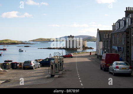 Sehen Sie die Hauptstraße entlang in Richtung Kisimul Castle in Castlebay auf der Insel Barra, äußeren Hebriden, Schottland Stockfoto