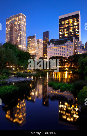 Central Park in der Dämmerung mit Reflexionen von Gebäuden in Midtown Manhattan, New York City USA Stockfoto