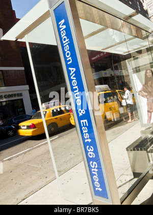 Moderne Wartehäuschen, Madison Avenue an der E.36th Street, NYC Stockfoto