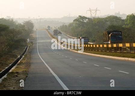 Nationalstraße (NH7) in der Nähe von Hosur, Tamil Nadu. Stockfoto