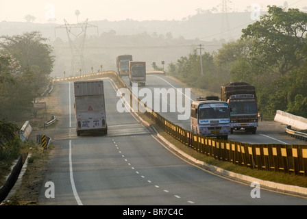 Nationalstraße (NH7) in der Nähe von Hosur, Tamil Nadu. Stockfoto