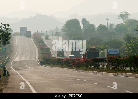 Nationalstraße (NH7) in der Nähe von Hosur, Tamil Nadu. Stockfoto