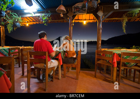 Ein paar Abendessen in Panajachel Gautemala. Stockfoto