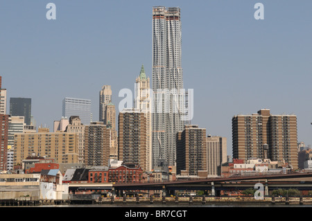 Beekman Tower, entworfen von Frank Gehry, Zwerge der Woolworth Building und benachbarten Aparment Gebäude in Lower Manhattan. Stockfoto