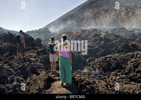 Wanderer, Check-out Lava Flammen auf dem Weg zur aktiven Volcan de Pacaya-Guatemala Stockfoto