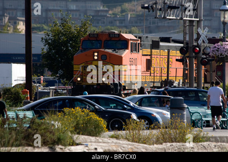 Burlington Northern Santa Fe BNSF Diesellok führt Güterzug in Edmonds, Washington State, USA Stockfoto