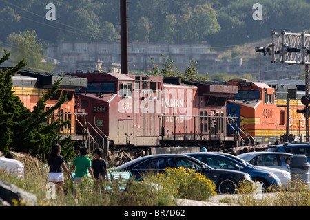 Canadian Pacific Diesellok auf ein Burlington Northern BNSF-Güterzug in Edmonds, Washington State, USA Stockfoto