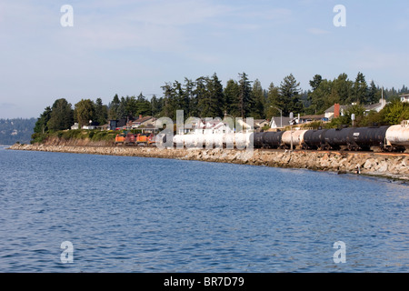 Burlington Northern Santa Fe BNSF Güterzug läuft neben Puget Sound im US-Bundesstaat Washington Edmonds USA Stockfoto