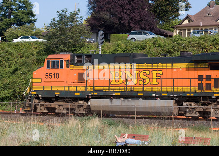 Burlington Northern Santa Fe BNSF Diesellok führt Güterzug in Edmonds, Washington State, USA Stockfoto