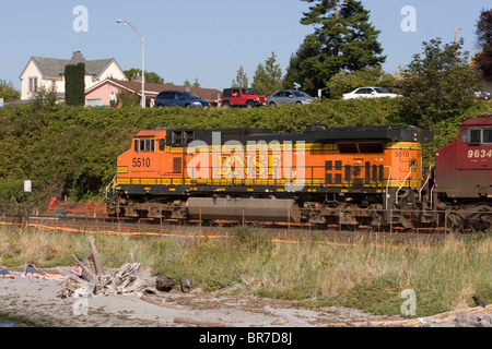 Burlington Northern Santa Fe BNSF Diesellok führt Güterzug in Edmonds, Washington State, USA Stockfoto
