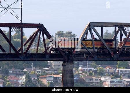 Burlington Northern Santa Fe Lokomotive führt einen Güterzug über die Brücke bei Ballard Locks Seattle WA USA heben Stockfoto
