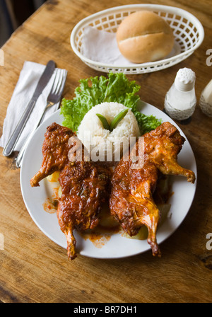 Braten Cuy oder Meerschweinchen, serviert in einem Restaurant in Lima Peru - ein Beispiel für die seltsamen oder seltsamen Speisen, die von Menschen auf der ganzen Welt gegessen werden Stockfoto