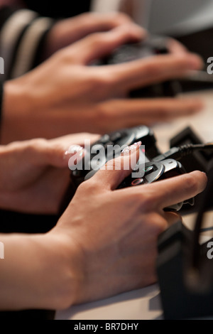 Computerspieler versuchen, neue Spiele an den Ständen der Handel verschiedene Spiel produzierender Unternehmen auf der Tokyo Games Show 2010. Stockfoto