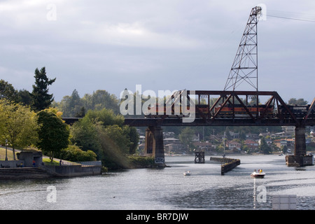 Burlington Northern Santa Fe Güterzug überquert heben bei Ballard Locks Seattle WA USA Stockfoto