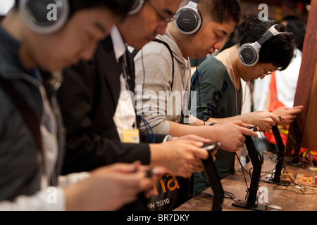 Computerspieler versuchen, neue Spiele an den Ständen der Handel verschiedene Spiel produzierender Unternehmen auf der Tokyo Games Show 2010. Stockfoto