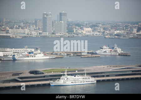 Blick vom Turm der Marine, Blick über Yamashita-Park in Richtung Stadtteil "Minato Mirai 21" in Yokohama, Japan. Stockfoto