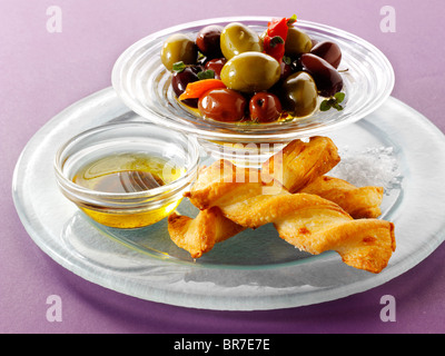 Schüssel mit gemischten Oliven mit Brot-sticks Stockfoto