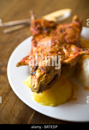 Braten Cuy oder Meerschweinchen, serviert in einem Restaurant in Lima Peru - ein Beispiel für die seltsamen oder seltsamen Speisen, die von Menschen auf der ganzen Welt gegessen werden Stockfoto