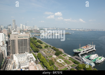 Blick vom Turm der Marine, Blick über Yamashita-Park in Richtung Stadtteil "Minato Mirai 21" in Yokohama, Japan. Stockfoto