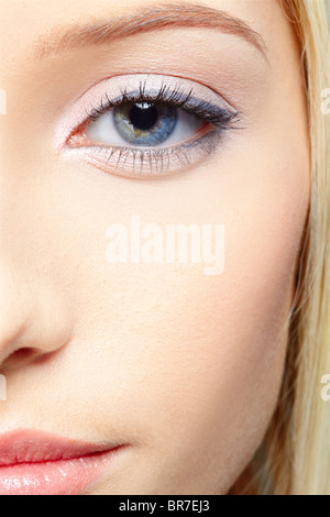 halbe Gesicht Porträt der schönen slawischen blonde Mädchen posiert Stockfoto