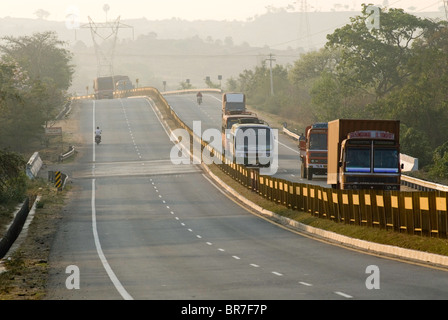 Nationalstraße (NH7) in der Nähe von Hosur, Tamil Nadu. Stockfoto