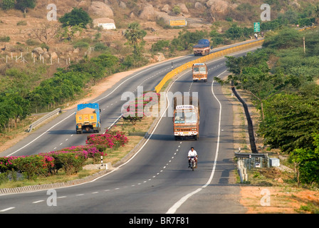 Nationalstraße (NH7) in der Nähe von Hosur, Tamil Nadu. Stockfoto