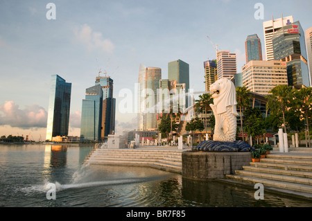 Merlion und Central Business District-Singapur Stockfoto