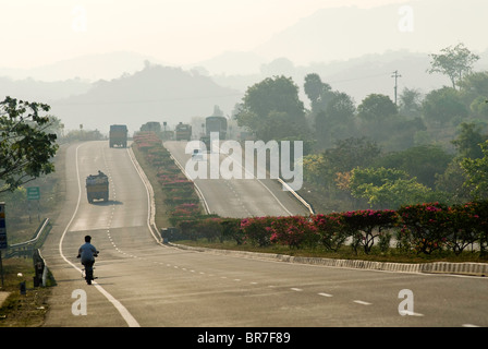 Nationalstraße (NH7) in der Nähe von Hosur, Tamil Nadu. Stockfoto