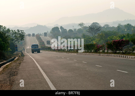 Nationalstraße (NH7) in der Nähe von Hosur, Tamil Nadu. Stockfoto