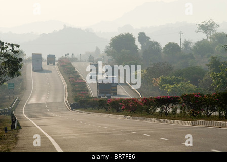 Nationalstraße (NH7) in der Nähe von Hosur, Tamil Nadu. Stockfoto