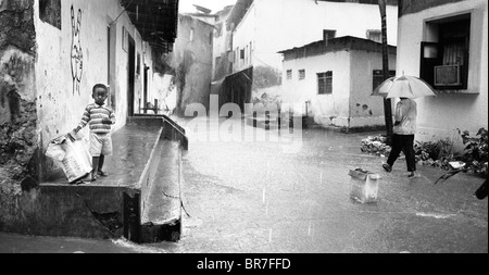 Regentag in Stonetown Sansibar (Schwarzweiß) Stockfoto