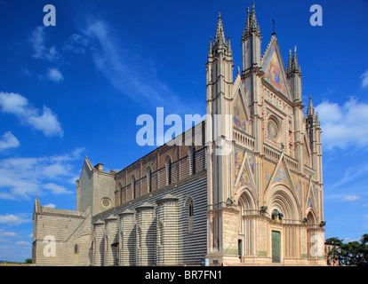 Der Duomo di Orvieto ist eine große 14. Jahrhundert römisch-katholische Kathedrale befindet sich in der Stadt Orvieto in Umbrien, Mittelitalien. Stockfoto