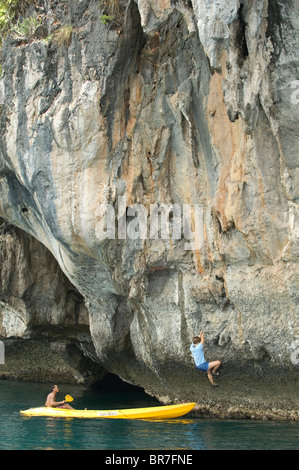 Tiefes Wasser in der Nähe von Railay Solo Stockfoto