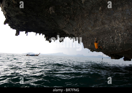 Tiefes Wasser in der Nähe von Railay Solo Stockfoto