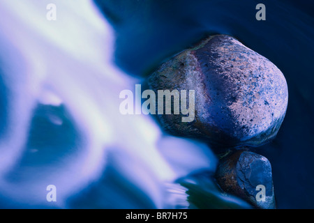 Nahaufnahme der Fluss Bach im Gebirgsfluss Stockfoto