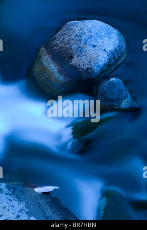 Nahaufnahme der Fluss Bach im Gebirgsfluss Stockfoto