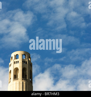 Coit Tower in San Francisco CA. gegen blauen Wolkenhimmel. Stockfoto