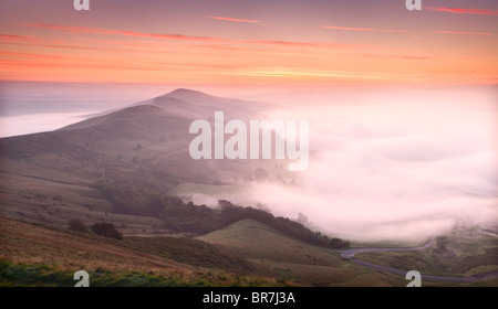 Losehill Hecht und wieder Tor von Mam Tor mit Nebel Inversion über The Hope Valley am Castleton in The Derbyshire Peak District UK Stockfoto