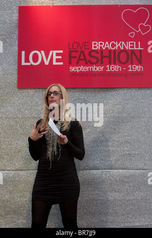 Nicky Hambleton-Jones (Moderatorin von zehn Jahre jünger) hosting eine Catwalk-Show in Bracknell Mode Stockfoto