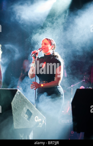 Frau singt am Mikrofon Stockfoto